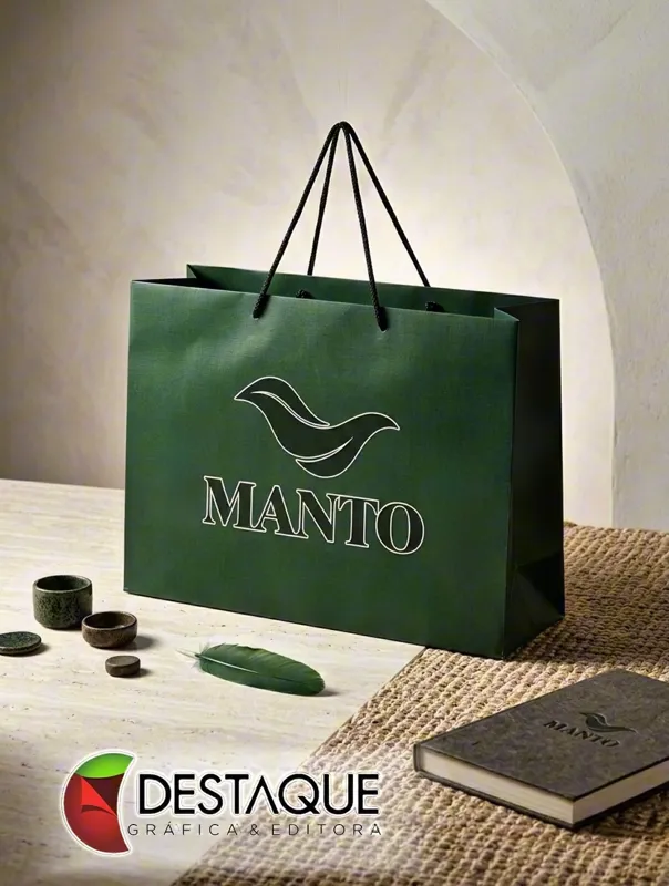 Sacola de papel verde com alça de cordão produzida pela Destaque para a marca Manto